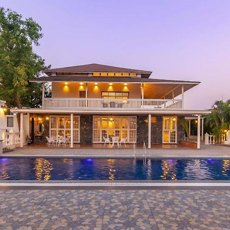 Stayvista'S Lake La Vie - Tranquil Lake-View Villa Amidst Farmland With Pool And Poolside Gazebo - Proximity To Sula Nászik Kültér fotó