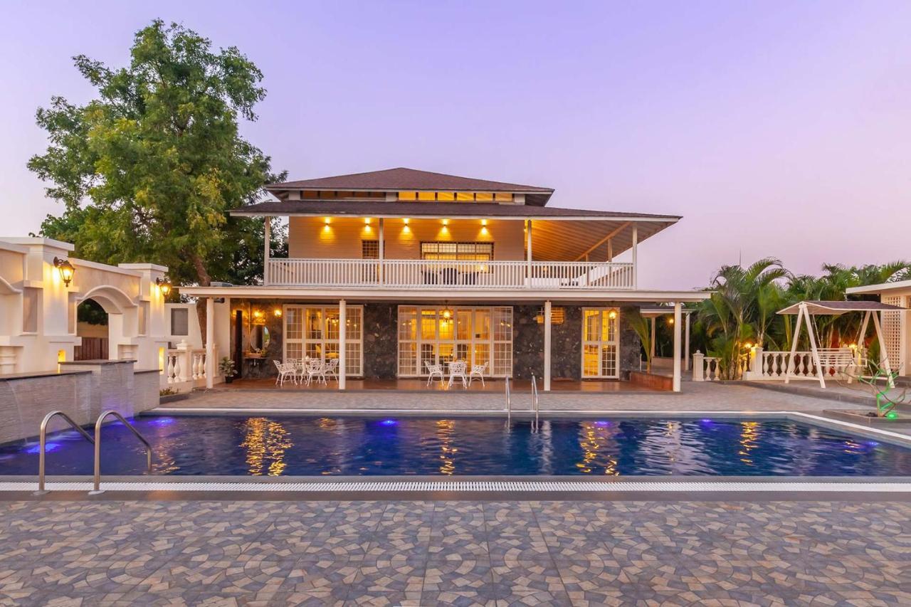 Stayvista'S Lake La Vie - Tranquil Lake-View Villa Amidst Farmland With Pool And Poolside Gazebo - Proximity To Sula Nászik Kültér fotó