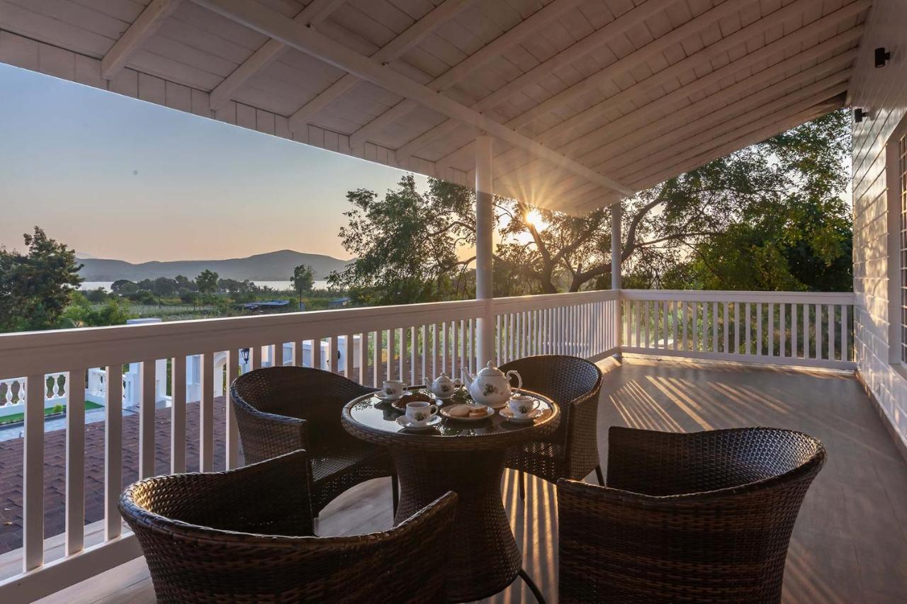 Stayvista'S Lake La Vie - Tranquil Lake-View Villa Amidst Farmland With Pool And Poolside Gazebo - Proximity To Sula Nászik Kültér fotó