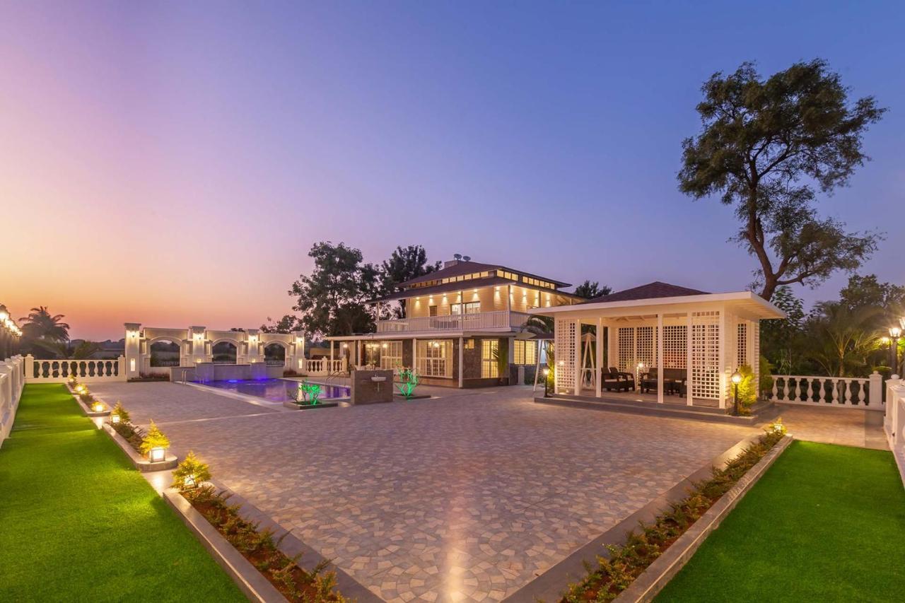 Stayvista'S Lake La Vie - Tranquil Lake-View Villa Amidst Farmland With Pool And Poolside Gazebo - Proximity To Sula Nászik Kültér fotó