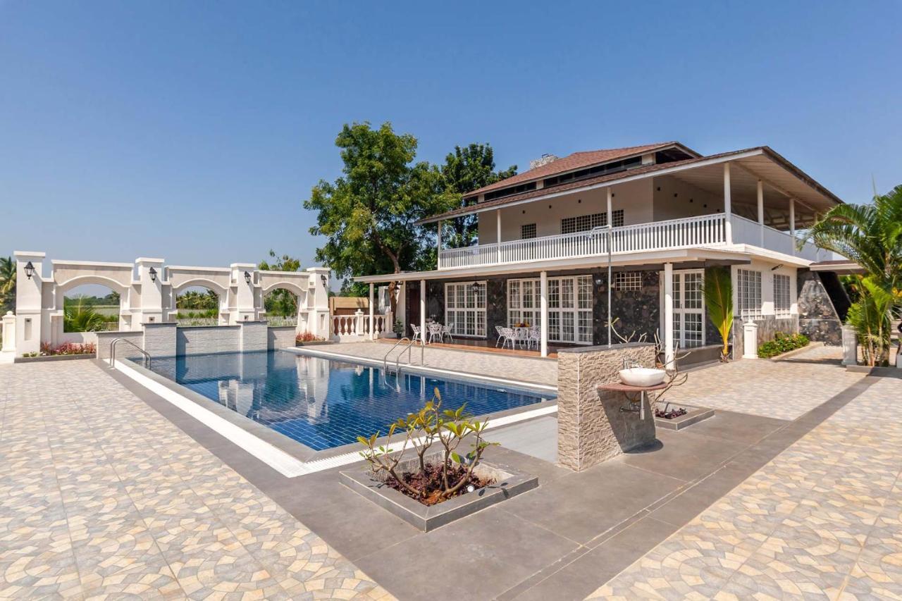 Stayvista'S Lake La Vie - Tranquil Lake-View Villa Amidst Farmland With Pool And Poolside Gazebo - Proximity To Sula Nászik Kültér fotó