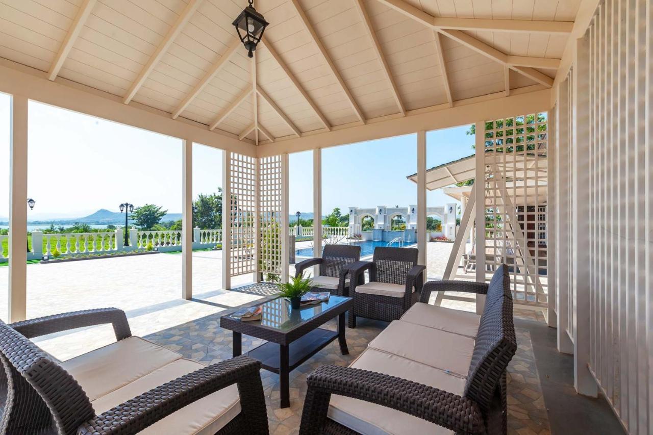 Stayvista'S Lake La Vie - Tranquil Lake-View Villa Amidst Farmland With Pool And Poolside Gazebo - Proximity To Sula Nászik Kültér fotó