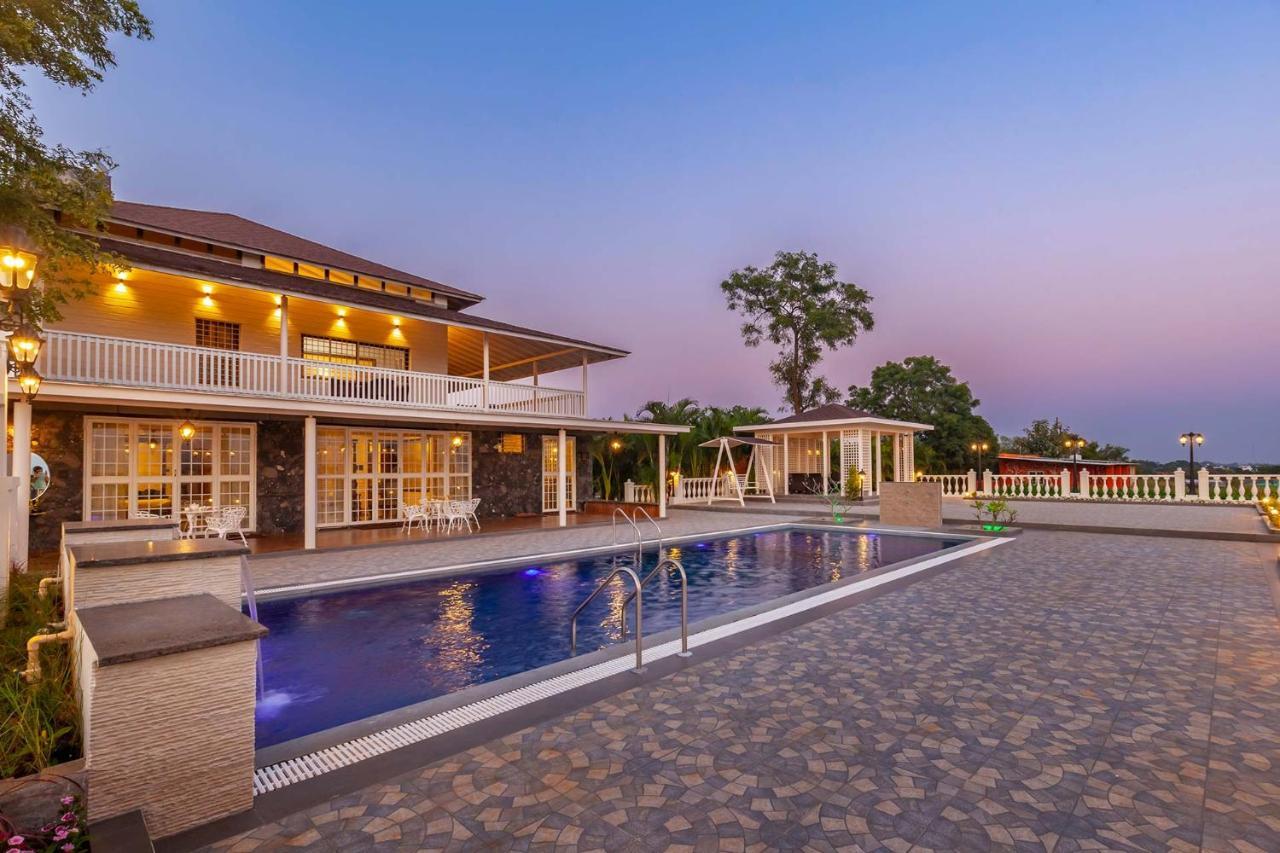Stayvista'S Lake La Vie - Tranquil Lake-View Villa Amidst Farmland With Pool And Poolside Gazebo - Proximity To Sula Nászik Kültér fotó
