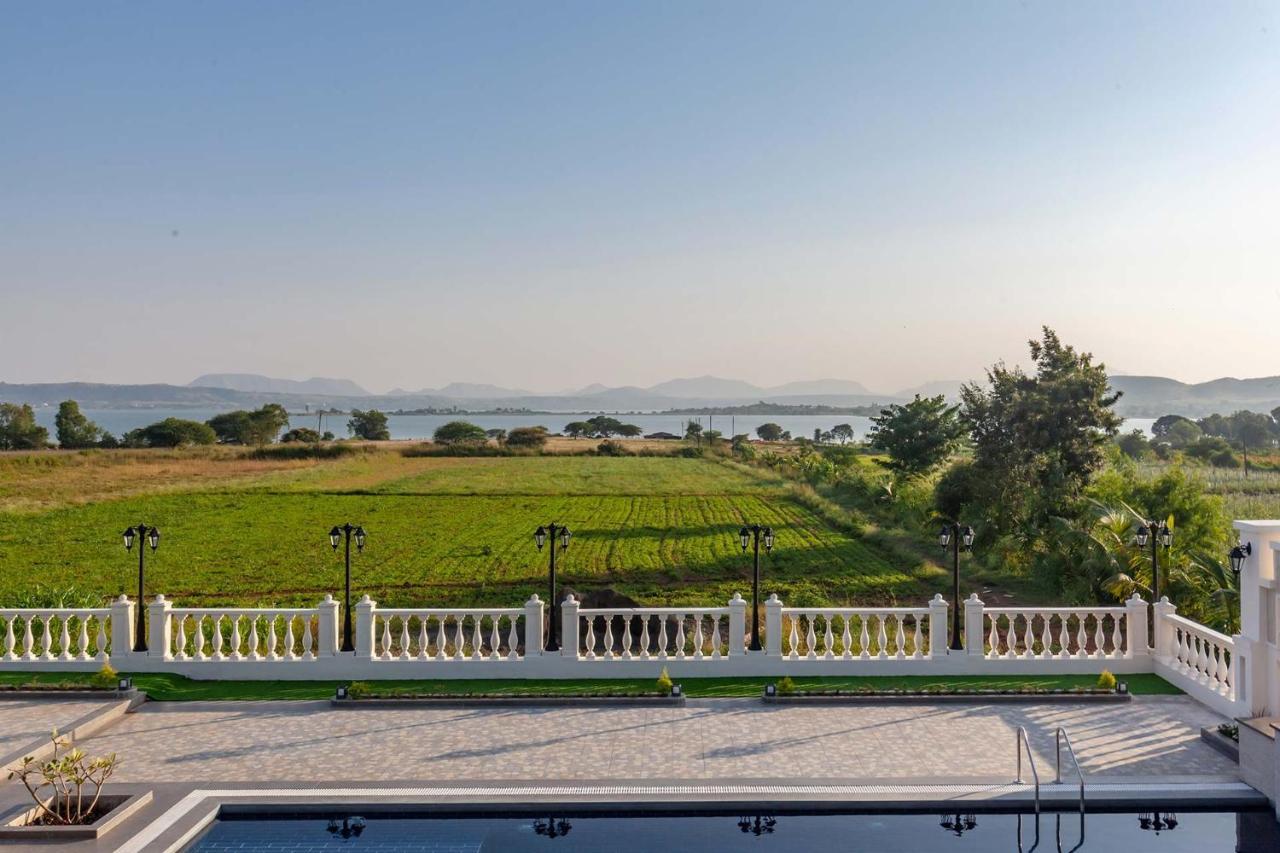 Stayvista'S Lake La Vie - Tranquil Lake-View Villa Amidst Farmland With Pool And Poolside Gazebo - Proximity To Sula Nászik Kültér fotó