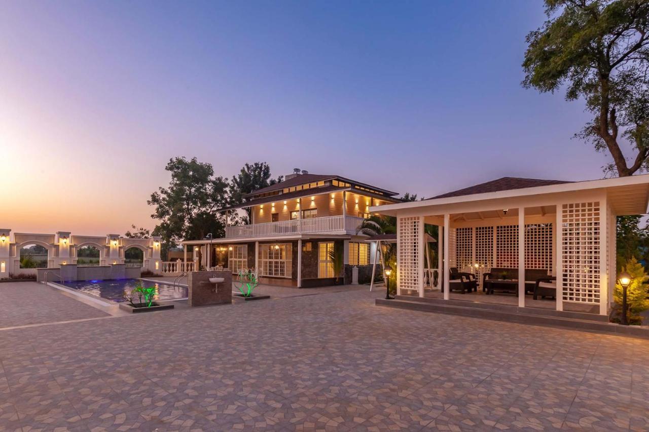 Stayvista'S Lake La Vie - Tranquil Lake-View Villa Amidst Farmland With Pool And Poolside Gazebo - Proximity To Sula Nászik Kültér fotó