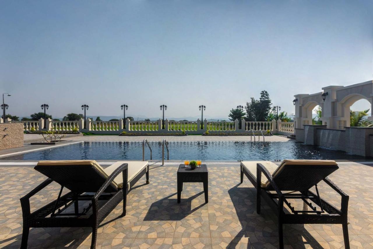 Stayvista'S Lake La Vie - Tranquil Lake-View Villa Amidst Farmland With Pool And Poolside Gazebo - Proximity To Sula Nászik Kültér fotó