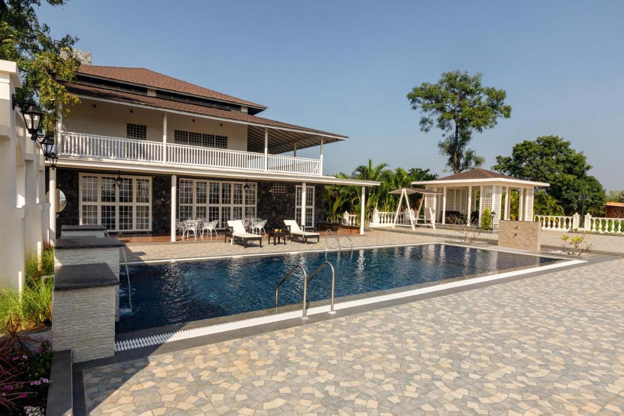 Stayvista'S Lake La Vie - Tranquil Lake-View Villa Amidst Farmland With Pool And Poolside Gazebo - Proximity To Sula Nászik Kültér fotó